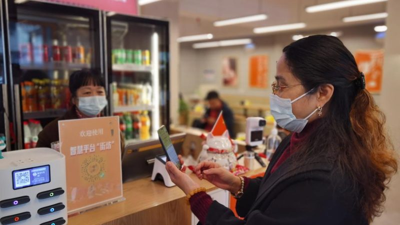 新锁安装完成后，开锁师傅会进行测试，确保锁具正常使用。测试内容包括：